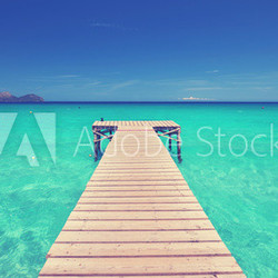 einsamer Steg am Meer