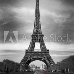 Tour Eiffel et voiture rouge- Paris