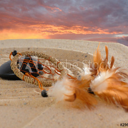 Traumfänger mit Stein auf Sand Sonnenuntergang