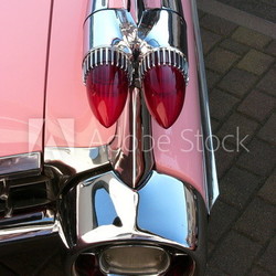 Heckpartie eines pinkfarbenen Fünfziger Jahre Straßenkreuzers