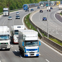 Autobahn mit Autos und LKW