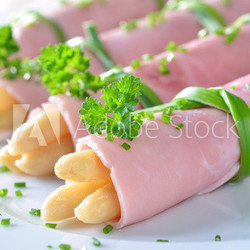Kalte Spargel-Schinken-Röllchen