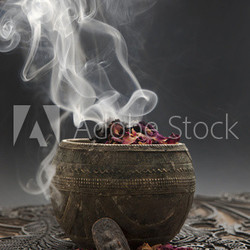 Aromatherapie mit Rosenblüten und Buddhafigur