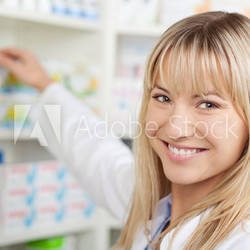 lächelnde apothekerin