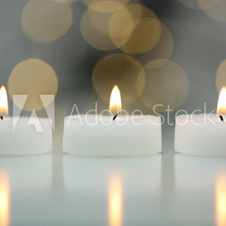 3 Kerzen mit Lichtreflexen
