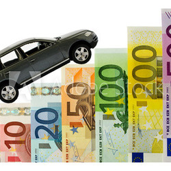 Auto und Geldscheine als Treppe