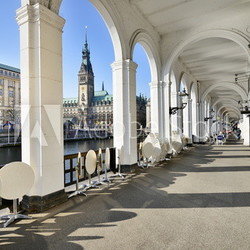 Alsterarkaden mit Hamburger Rathaus