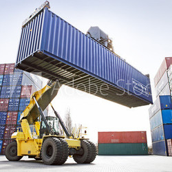 Reach-Stacker mit Container