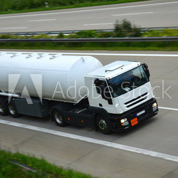 lkw auf der autobahn