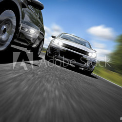 Zwei Autos fahren über die Straße und verfolgen sich 