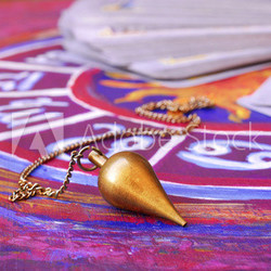 Astrologischer Kreis mit Pendel und Tarotkarten