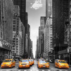 Avenue avec des taxis à New York.