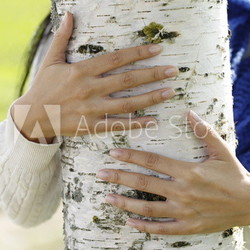 Frau umarmt einen Baum