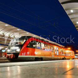 Nahverkehrszug am Bahnhof Kaiserslautern bei Nacht