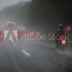 abendlicher Autobahnverkehr bei Regenwetter