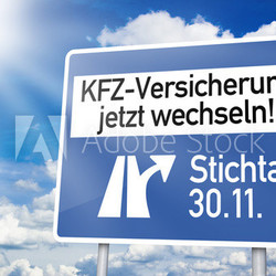 Blauer Wegweiser mit KFZ Versicherung wechseln