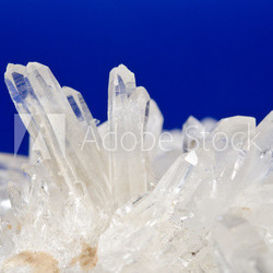 Bergkristallspitzen, blauer Hintergrund