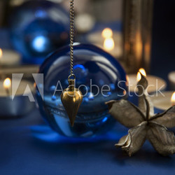 Pendel und Spiegel im Kerzenlicht