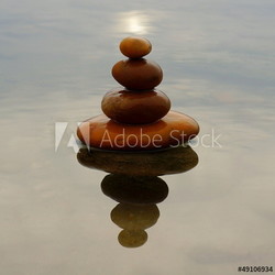 Zen Steinturm mit Spiegelung