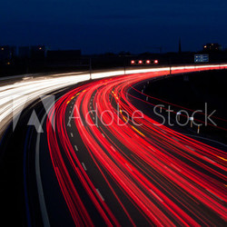 Autos auf Autobahn bei Nacht