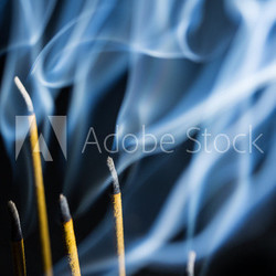 Mehrere Räucherstäbchen vor schwarzem Hintergrund