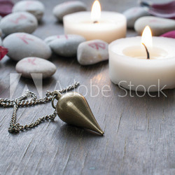 Pendel und Runensteine