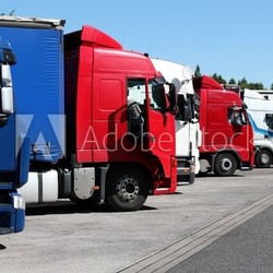 LKW auf Autobahnrastplatz