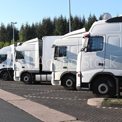 LKW auf Autobahnrastplatz