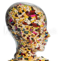 Kopf aus Glas mit Tabletten