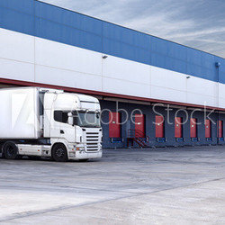 Cargando mercancia. Camion y almacen