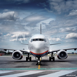 Flugzeug auf Rollfeld frontal - Airplane on Airport