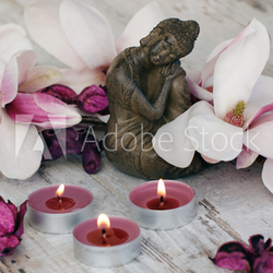 Buddha mit Teelichtern