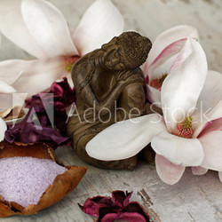 Buddhafigur mit Magnolienblüten