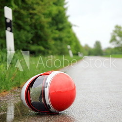 Motorradhelm auf Fahrbahn horizontal