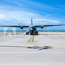 avion militaire sur lr tarmac