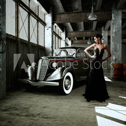 chice frau in einer halle mit oldtimer