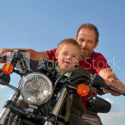 Junge mit Behinderung hat Spass