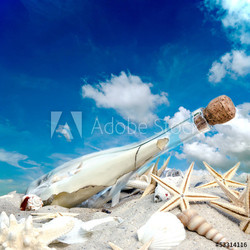 Gute Reise: Flaschenpost, angespült an Strand