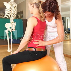 Physiotherapeutin mit Patientin an Lendenwirbelsäule