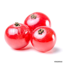 rote Johannisbeeren isoliert vor weiß