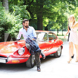 Mann und Sportwagen mit Frauen