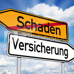 Wegweiser mit Schaden und Versicherung