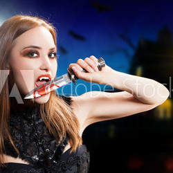 Vampir mit blutgetränktem Messer