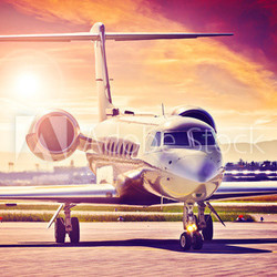 Privatjet im Sonnenuntergang