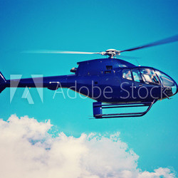 Moderner Hubschrauber am Himmel