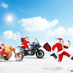 Wettrennen unter Weihnachtsamännern