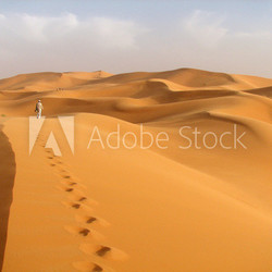 einsamer läufer in der Wüste