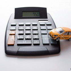Autokosten - Fahrzeug und Taschenrechner