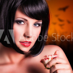 attraktive junge Frau vor Hintergrund mit Fledermäusen