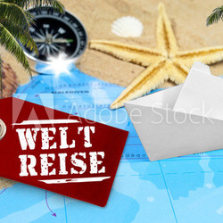 Holzanhänger mit Sand, Muscheln, Seestern, Weltkarte